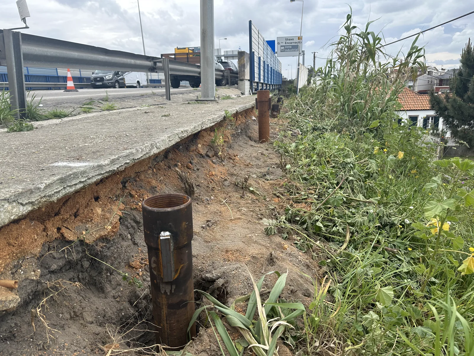 Estacas helicoidais em aço estrutural cravadas numa obra de infraestrutura em Portugal