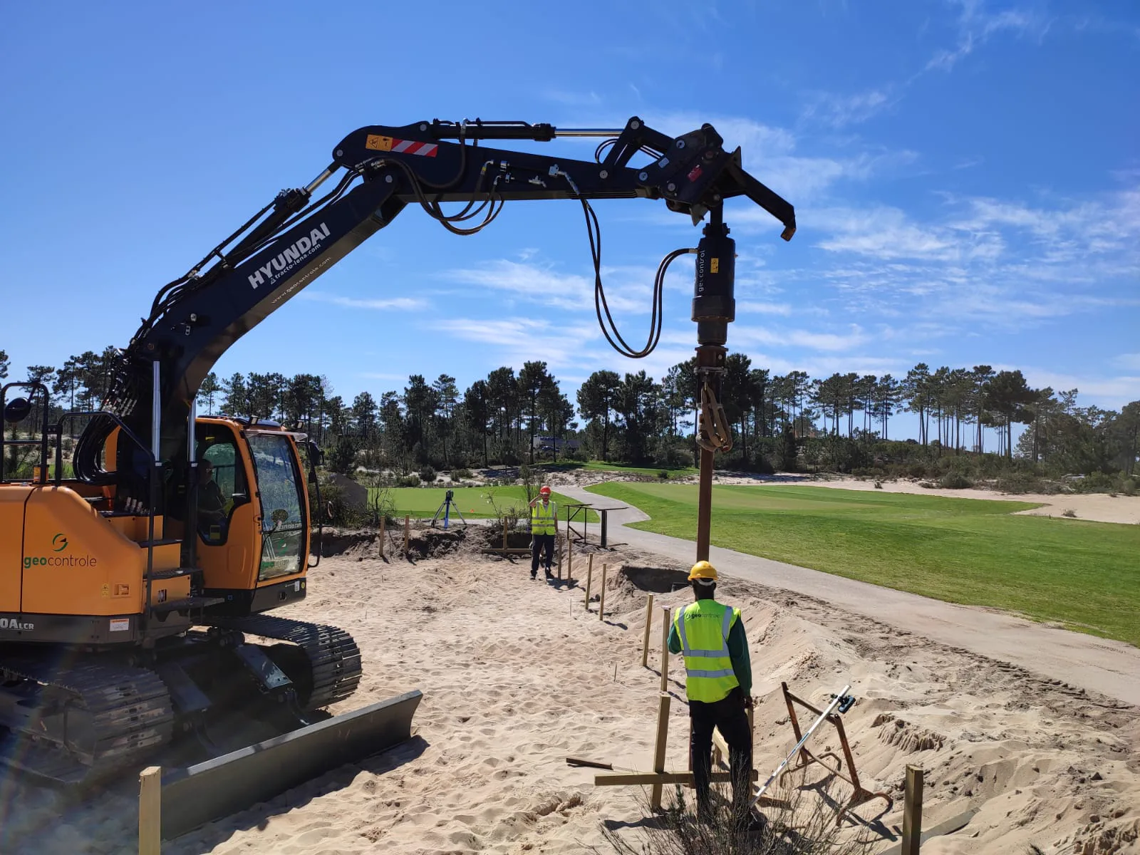 Cravação de estacas helicoidais num resort de golfe com máquina Geocontrole/Rotopile