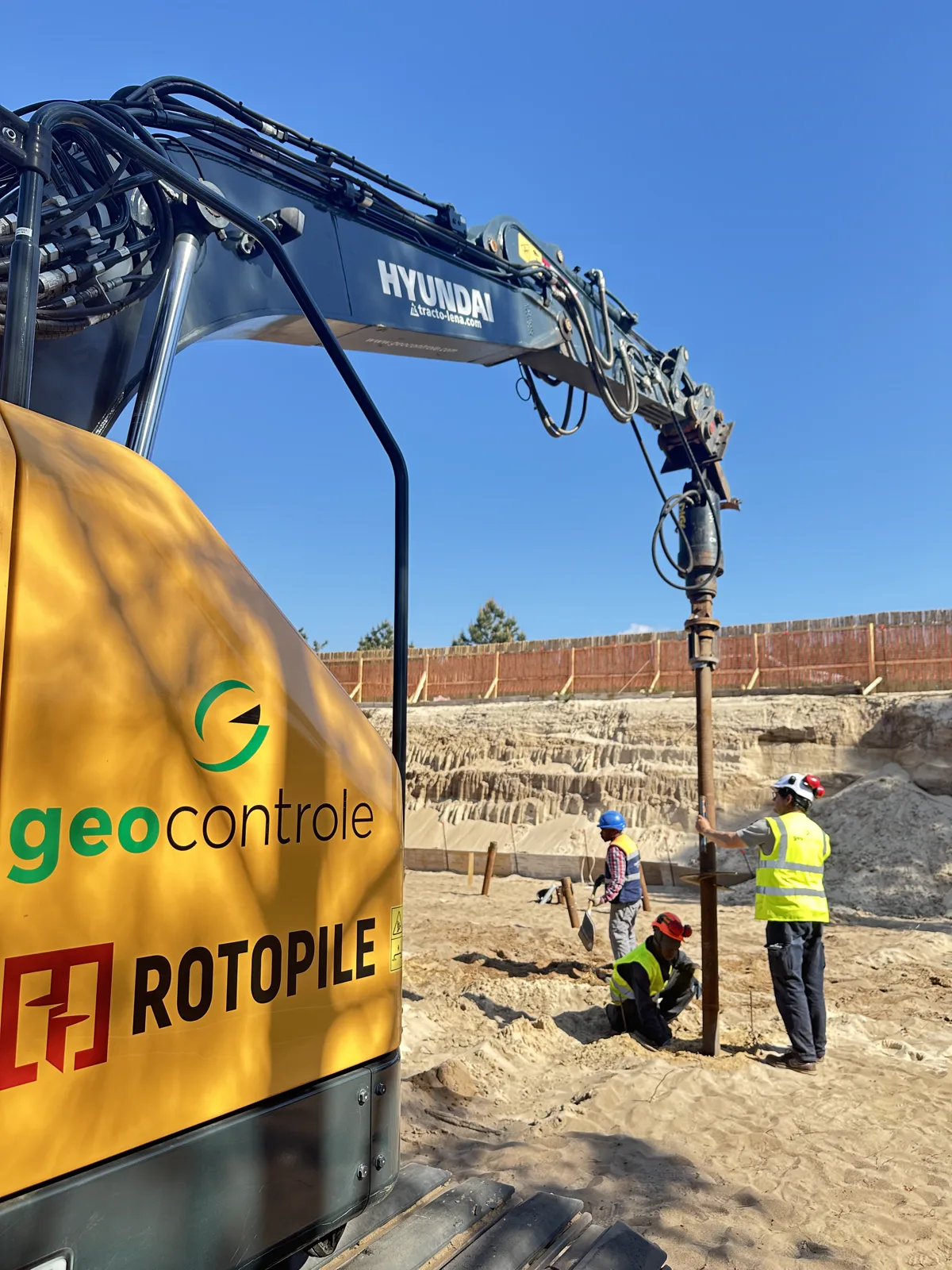 Máquina Rotopile/Geocontrole a cravar estacas helicoidais na Herdade do Pinheirinho