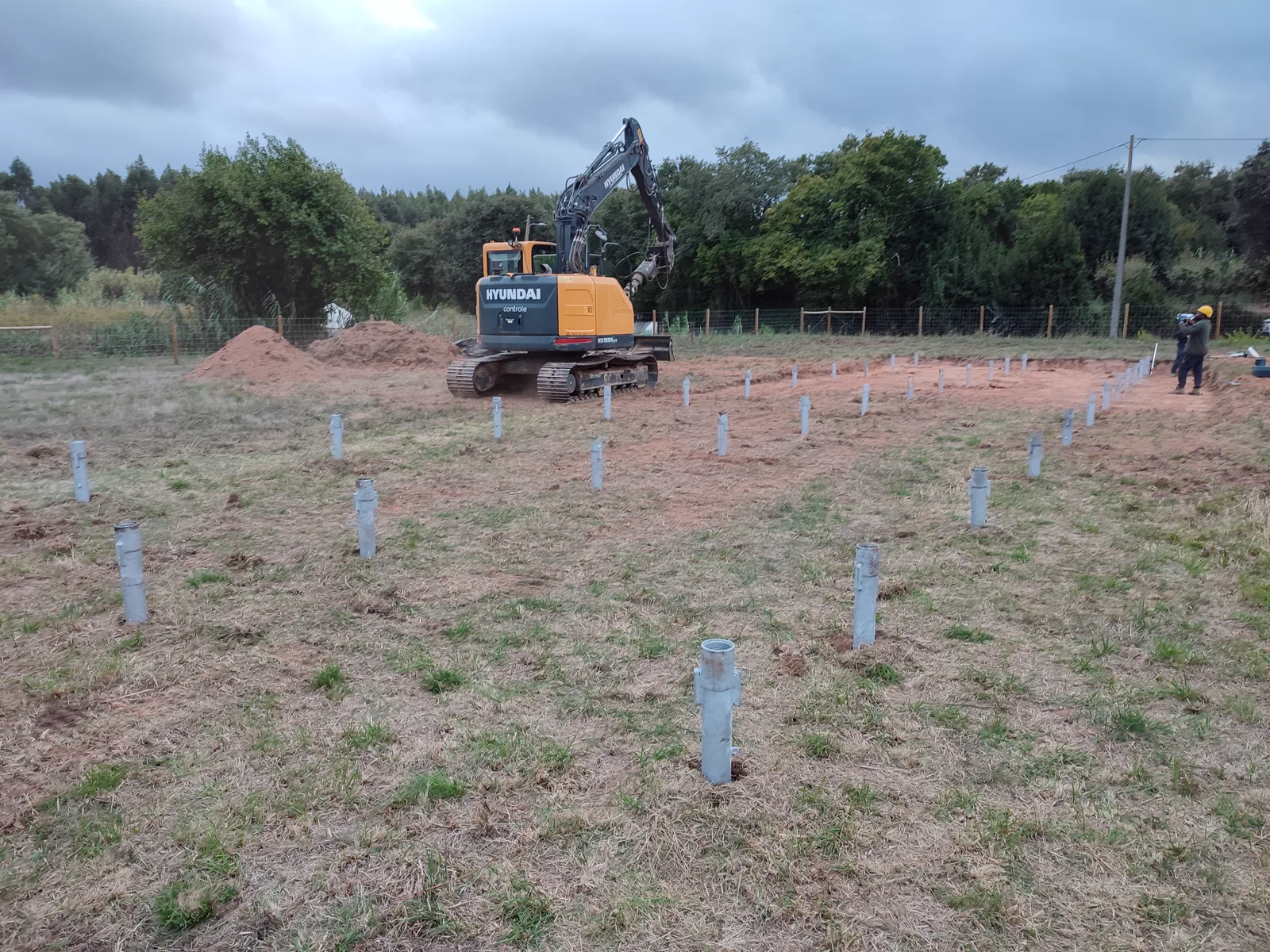 Fundação de moradia em estacas helicoidais num terreno em Cadaval
