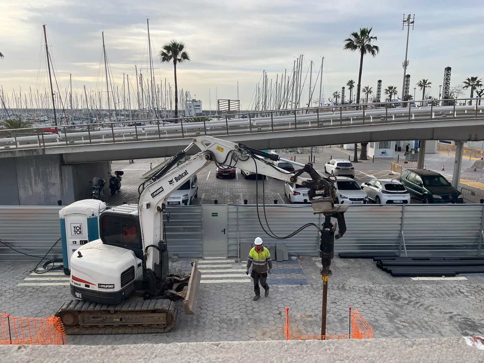 Cravação de estacas helicoidais junto à marina olímpica de Barcelona